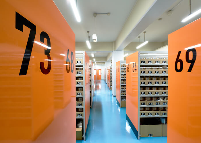 化粧品を使用期限ごとにロケーション管理する三協の物流センター