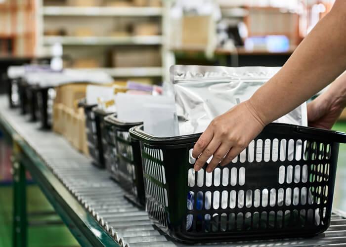 誤出荷ゼロを継続する三協の化粧品物流スタッフの出荷確認