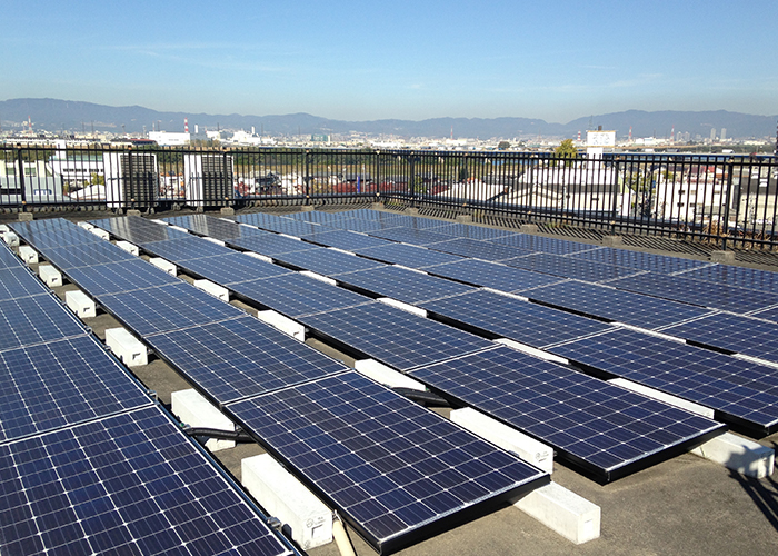 三協の医療機器物流拠点に設置された太陽光発電設備と蓄電設備。災害時でも倉庫稼働を継続するためのBCP対策。