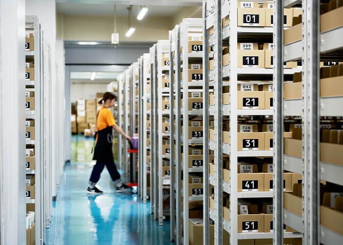 ロット・シリアル・消費期限ごとに細かく区分されたロケーション棚。医療機器のロット混在を防ぎ、WMSの自動制御により正確なピッキングを実現する三協の在庫管理体制。