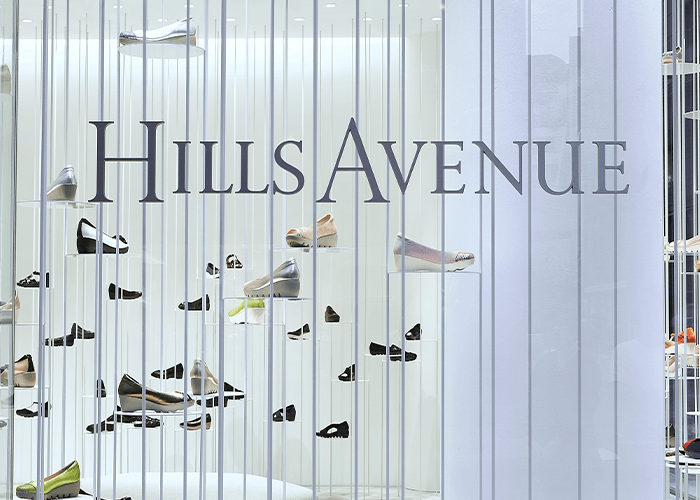 HILLS AVENUEのブランドシューズを展示する店舗ディスプレイ