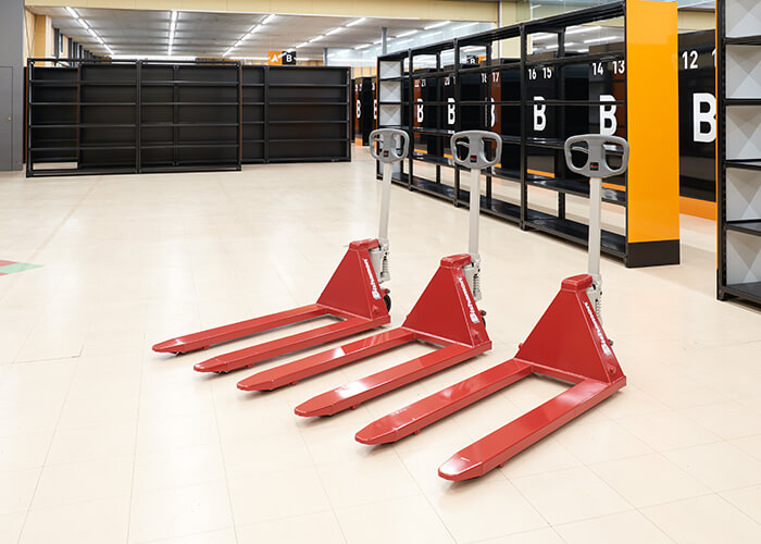 倉庫内の通路幅や照明、設備配置など、作業効率と安全性に関わる倉庫環境の一例。